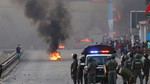 Riot police look on as protesters burn tyres after Mozambique's ruling party, FRELIMO, retains power ... Riot police look on as protesters burn tyres after Mozambique's ruling party, FRELIMO, retains power ...