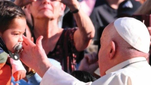 Pope Francis caresses the face of a baby as he arrives for the weekly general audience at Saint ... Pope Francis caresses the face of a baby as he arrives for the weekly general audience at Saint ...