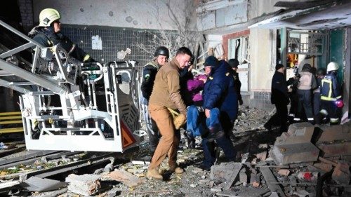 State Emergency Service of Ukraine rescuers carry an injured resident of an apartment building after ... State Emergency Service of Ukraine rescuers carry an injured resident of an apartment building after ...