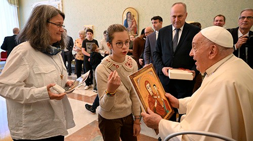 Papa Francesco a un gruppo di volontari e persone senza