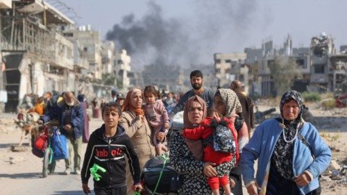 Palestinians displaced from shelters in Beit Hanoun cross the main Salaheddine road into Jabalia in ... Palestinians displaced from shelters in Beit Hanoun cross the main Salaheddine road into Jabalia in ...
