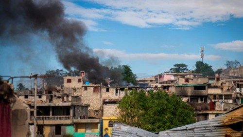 epa11719578 Smoke billows from an area with houses in Port-au-Prince, Haiti, 13 November 2024. ... epa11719578 Smoke billows from an area with houses in Port-au-Prince, Haiti, 13 November 2024. ...