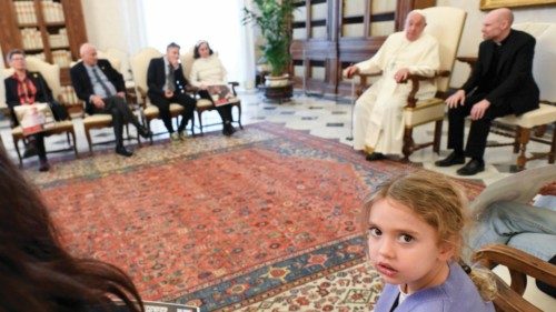 Il Papa riceve ostaggi israeliani liberati a Gaza QUO-258 Il Papa riceve ostaggi israeliani liberati a Gaza QUO-258