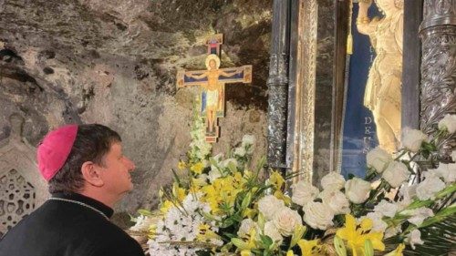 Il mondo preghi per fermare questa guerra insensata e crudele QUO-262 Il mondo preghi per fermare questa guerra insensata e crudele QUO-262