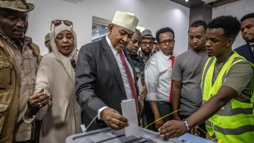 (FILES) Wadani party presidential candidate Abdirahman Mohamed Abdullahi, also known as Irro, (C) ... (FILES) Wadani party presidential candidate Abdirahman Mohamed Abdullahi, also known as Irro, (C) ...