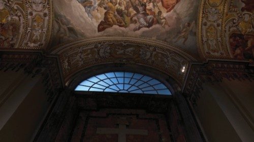 Nuova vetrata per la Pietà che «apre alla riconciliazione dei cuori» QUO-271 Nuova vetrata per la Pietà che «apre alla riconciliazione dei cuori» QUO-271