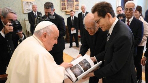 In preghiera per le vittime di persecuzione e oppressione QUO-272 In preghiera per le vittime di persecuzione e oppressione QUO-272