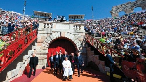 Papa Francesco 2024.05.18 Visita a Verona - Incontro 'Arena di Pace - Giustizia e Pace si baceranno' ... Papa Francesco 2024.05.18 Visita a Verona - Incontro 'Arena di Pace - Giustizia e Pace si baceranno' ...