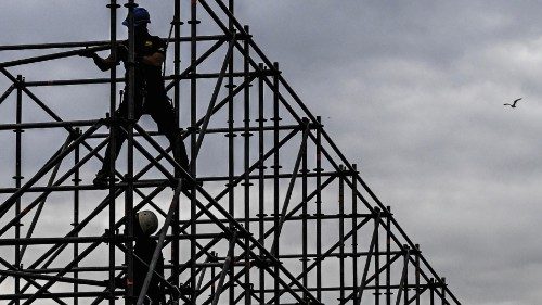 Operai al lavoro sulle impalcature allestite in piazza del Plebiscito a Napoli per la finale di X ... Operai al lavoro sulle impalcature allestite in piazza del Plebiscito a Napoli per la finale di X ...