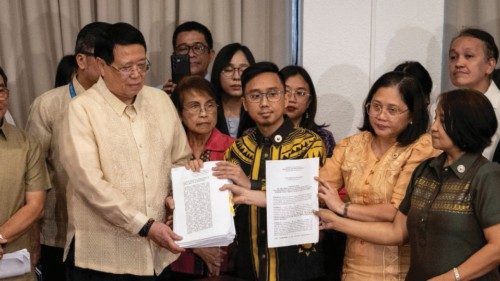 House of Representatives Secretary General Reginald Sagun Velasco holds the second impeachment ... House of Representatives Secretary General Reginald Sagun Velasco holds the second impeachment ...