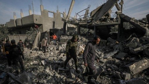 epaselect epa11769945 People inspect the destroyed house of the Al Fayomi family in Al Nusairat ...