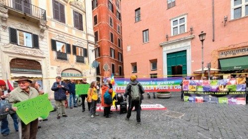  Manifestazioni in Italia per fermare la folle corsa al riarmo   QUO-281