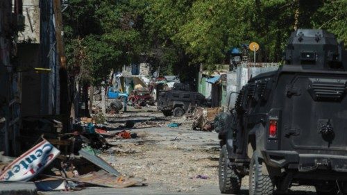 TOPSHOT - Police patrol around Bernard Mevs hospital where armed gangs have spread violence in ... TOPSHOT - Police patrol around Bernard Mevs hospital where armed gangs have spread violence in ...