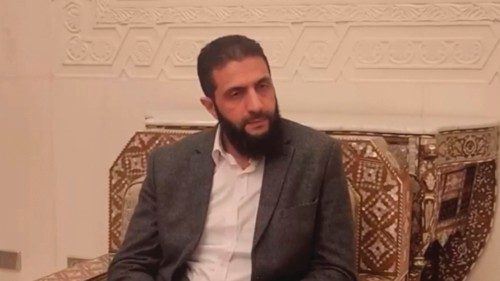 Il capo dei ribelli che hanno deposto Assad, al-Jolani, afferma in un'intervista al Tg1 in un fermo ...