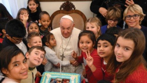 I bambini del dispensario pediatrico vaticano nella dimora del Pontefice QUO-291 I bambini del dispensario pediatrico vaticano nella dimora del Pontefice QUO-291