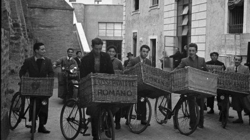 *OR* 24/05/36 Vaticano: ingresso degli impianti tipografici de 'L'Osservatore Romano', i ciclisti ... *OR* 24/05/36 Vaticano: ingresso degli impianti tipografici de 'L'Osservatore Romano', i ciclisti ...