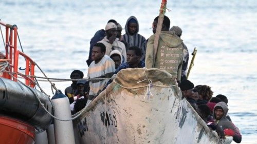 epaselect epa11793801 A small boat, carrying a group of rescued migrants, is towed by Spain's ...