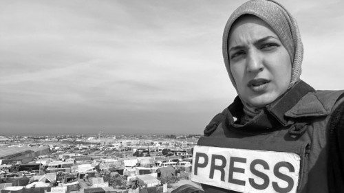  Youmna, tra il dovere di reporter  e l’amore di madre  DCM-002