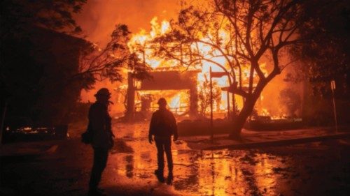LOS ANGELES, CALIFORNIA - JANUARY 8: Firefighters watch the flames from the Palisades Fire burning a ... LOS ANGELES, CALIFORNIA - JANUARY 8: Firefighters watch the flames from the Palisades Fire burning a ...