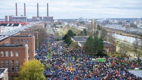 Employees of German car maker Volkswagen (VW) demonstrate outside VW cars plant in Wolfsburg, ... Employees of German car maker Volkswagen (VW) demonstrate outside VW cars plant in Wolfsburg, ...