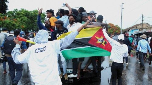 Supporters of Mozambique opposition leader Venancio Mondlane celebrate his arrival in the capital ...