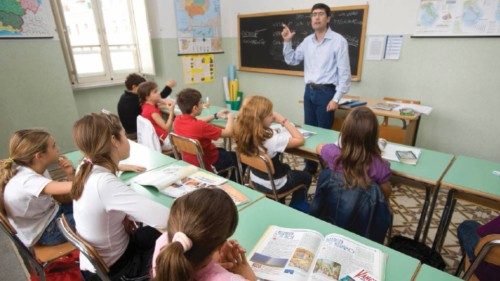 UN INSEGNANTE DI RELIGIONE CATTOLICA (IRC) DURANTE LA ORA DI RELIGIONE IN UNA SCUOLA PUBBLICA UN INSEGNANTE DI RELIGIONE CATTOLICA (IRC) DURANTE LA ORA DI RELIGIONE IN UNA SCUOLA PUBBLICA