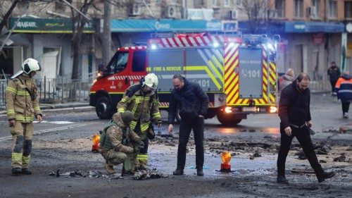 epa11832940 Rescuers, and police officers work at the site of a missile strike in Kyiv, Ukraine, 18 ... epa11832940 Rescuers, and police officers work at the site of a missile strike in Kyiv, Ukraine, 18 ...