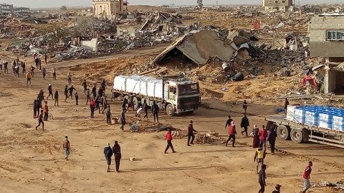 Palestinians attempt to grab aid from a truck, following a ceasefire between Israel and Hamas, in ... Palestinians attempt to grab aid from a truck, following a ceasefire between Israel and Hamas, in ...