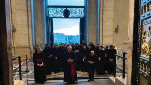 Pellegrinaggio giubilare della comunità della Pontificia Accademia Ecclesiastica QUO-020 Pellegrinaggio giubilare della comunità della Pontificia Accademia Ecclesiastica QUO-020