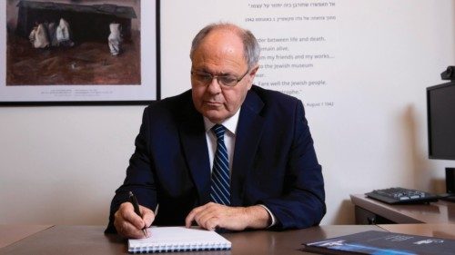 Più lontani dalla Shoah più forte il nostro impegno QUO-021 Più lontani dalla Shoah più forte il nostro impegno QUO-021
