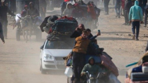 Displaced Palestinians walk towards Gaza City as they cross the Netzarim corridor from the southern ... Displaced Palestinians walk towards Gaza City as they cross the Netzarim corridor from the southern ...