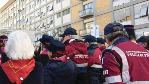 State Police Agents of Nettuno pray for Pope Francis under the statue of John Paul II outside of ... State Police Agents of Nettuno pray for Pope Francis under the statue of John Paul II outside of ...