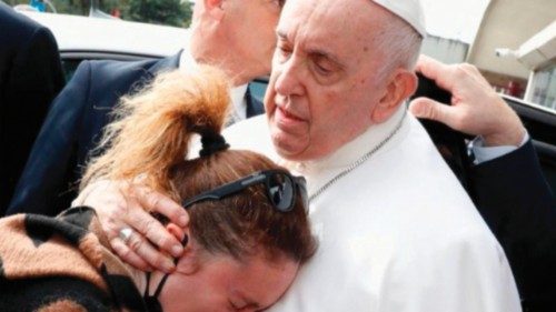 Francesco incoraggia una madre che ha perso il figlio QUO-048 Francesco incoraggia una madre che ha perso il figlio QUO-048