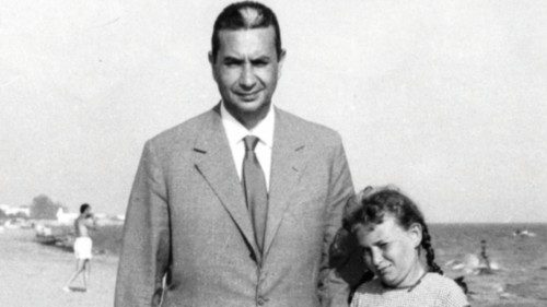 ALDO MORO CON LA FIGLIA A TERRACINA (Bruni / GIACOMINOFOTO, TERRACINA - 1993-01-31) p.s. la foto e' ... ALDO MORO CON LA FIGLIA A TERRACINA (Bruni / GIACOMINOFOTO, TERRACINA - 1993-01-31) p.s. la foto e' ...