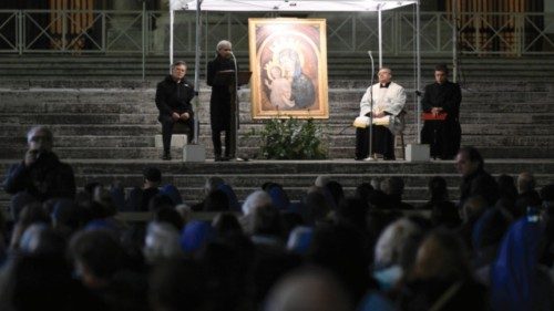Vicini al Papa nella preghiera QUO-061 Vicini al Papa nella preghiera QUO-061