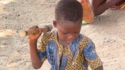In Benin tra i bambini che nascono con un martello in mano QUO-061 In Benin tra i bambini che nascono con un martello in mano QUO-061