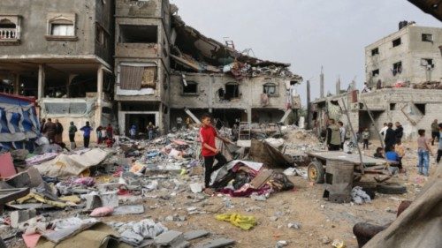 Palestinians inspect the site of an Israeli strike on a house, in Deir Al-Balah in the central Gaza ... Palestinians inspect the site of an Israeli strike on a house, in Deir Al-Balah in the central Gaza ...