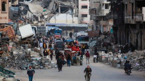 Palestinians ferry their belongings as they arrive in Gaza City to flee neighbourhoods to the east ... Palestinians ferry their belongings as they arrive in Gaza City to flee neighbourhoods to the east ...