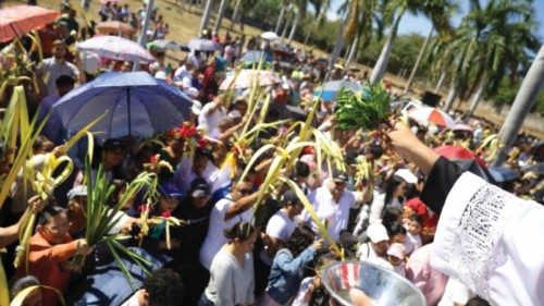 epa12030331 People attend Palm Sunday Mass, the beginning of the Holy Week religious festivities in ... epa12030331 People attend Palm Sunday Mass, the beginning of the Holy Week religious festivities in ...