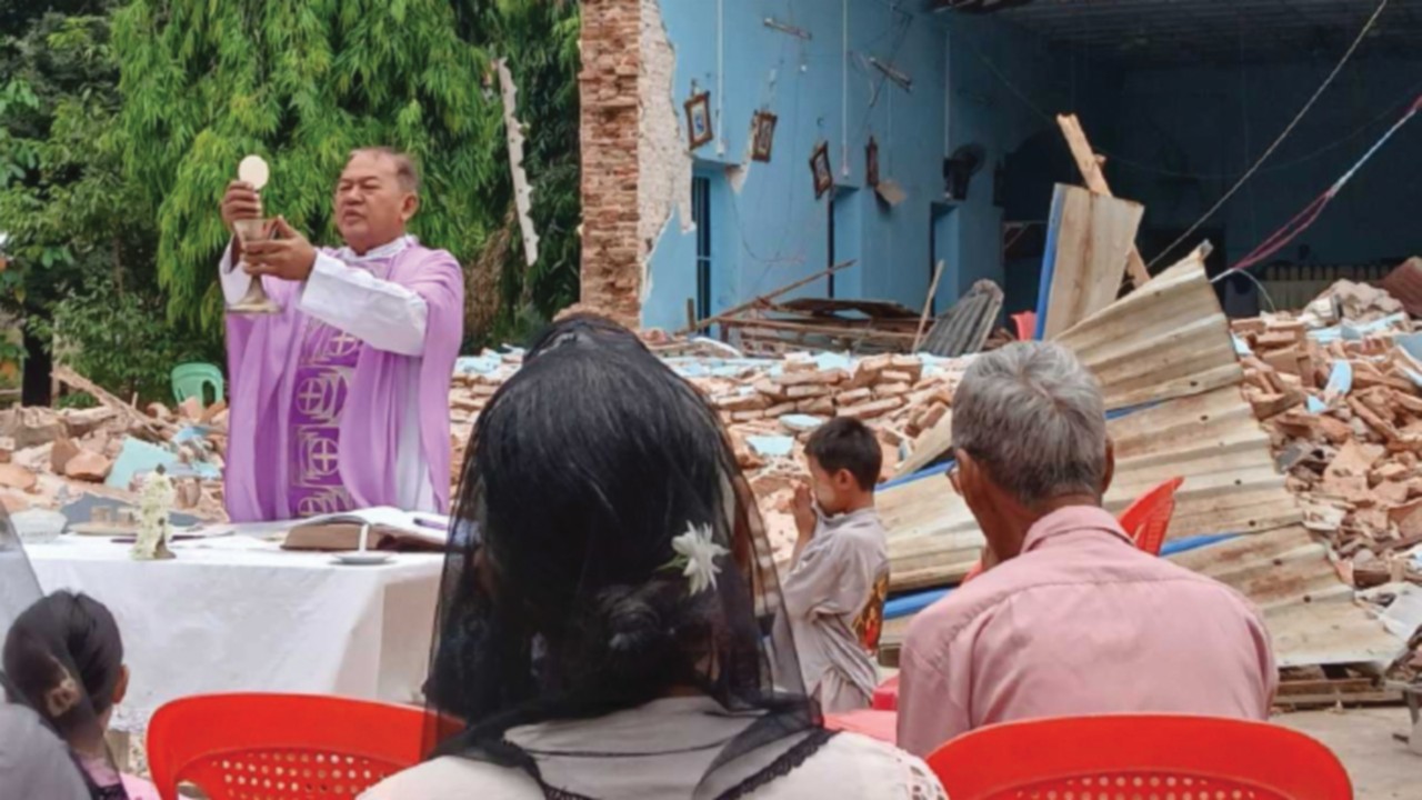  La Pasqua tra le macerie di Mandalay  QUO-090