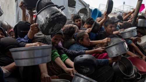 epa12069045 Internally displaced Palestinians push themselves in line to receive a portion of food ... epa12069045 Internally displaced Palestinians push themselves in line to receive a portion of food ...