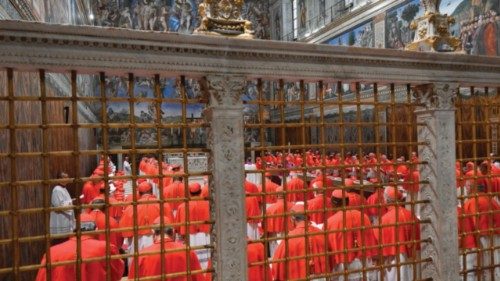 Con l’«Extra omnes» è iniziato il Conclave QUO-105 Con l’«Extra omnes» è iniziato il Conclave QUO-105