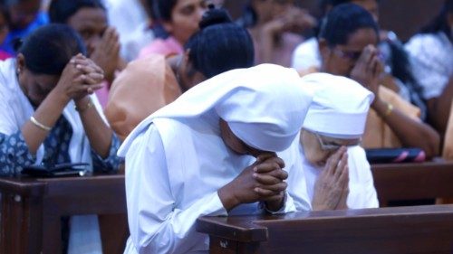 epa12056006 Indian Christian nuns offer special prayers to mourn the death of Pope Francis at St. ... epa12056006 Indian Christian nuns offer special prayers to mourn the death of Pope Francis at St. ...