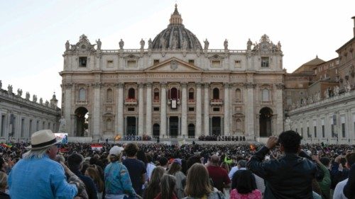 L’abbraccio di Leone XIV alla Chiesa e al mondo QUO-107 L’abbraccio di Leone XIV alla Chiesa e al mondo QUO-107