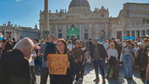 Il «sogno» dei fedeli in piazza San Pietro QUO-107 Il «sogno» dei fedeli in piazza San Pietro QUO-107