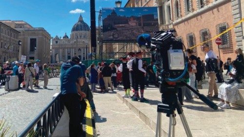  Obiettivi  puntati sul comignolo della Sistina  QUO-107