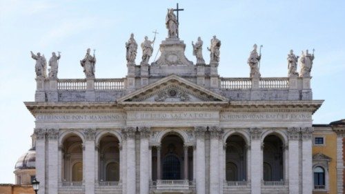 L’abbraccio al suo vescovo della diocesi di Roma QUO-107 L’abbraccio al suo vescovo della diocesi di Roma QUO-107