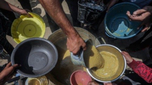 epaselect epa12086782 Internally displaced Palestinians gather to receive a portion of food from a ... epaselect epa12086782 Internally displaced Palestinians gather to receive a portion of food from a ...