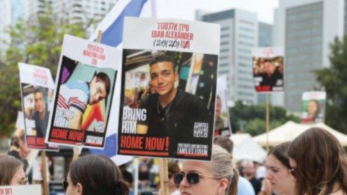 epa12093404 People gather to watch a live stream of the release of Israeli-American soldier Edan ... epa12093404 People gather to watch a live stream of the release of Israeli-American soldier Edan ...