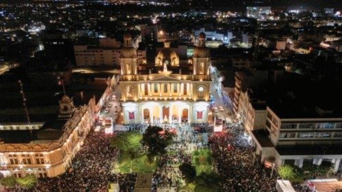 Perú: in migliaia alla messa per Papa Prevost nella sua Chiclayo QUO-109 Perú: in migliaia alla messa per Papa Prevost nella sua Chiclayo QUO-109